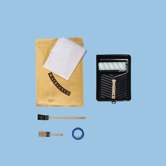 Kit pittura completo per fai da te con rullo, pennelli, vaschetta, nastro e telo su sfondo azzurro