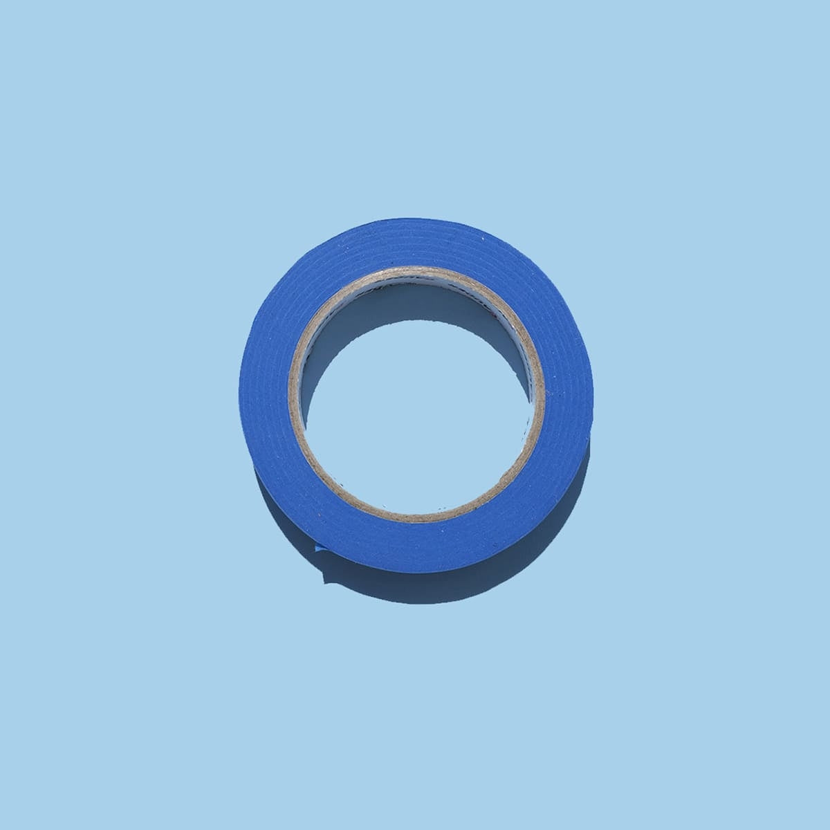 Rotolo di nastro per mascheratura in carta blu, ideale per pittura su pareti lisce