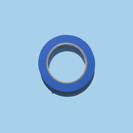 Rotolo di nastro per mascheratura in carta blu, ideale per pittura su pareti lisce