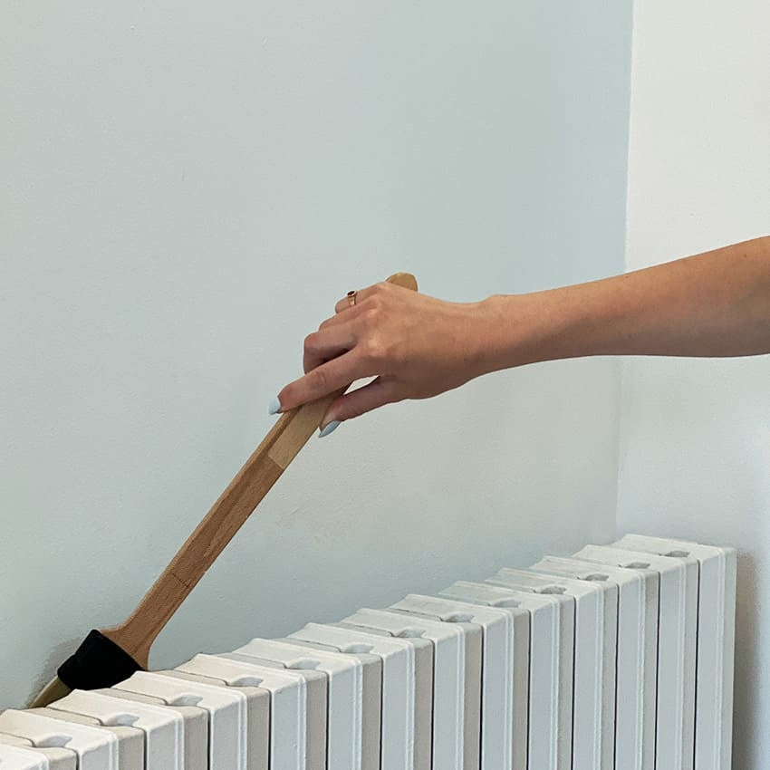 Pennello per pittura con testa curva e manico lungo in legno, ideale per zone difficili