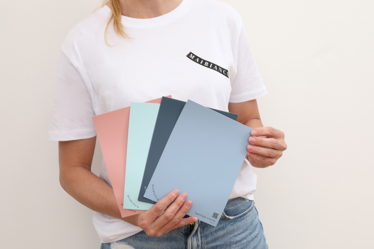 Campione colore Maibianco confrontato con pittura per interni su parete, test colore per scelta della tonalità ideale.