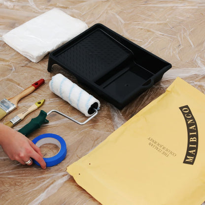 Kit completo per imbiancare con rullo, pennelli, nastro e vaschetta su telo copritutto